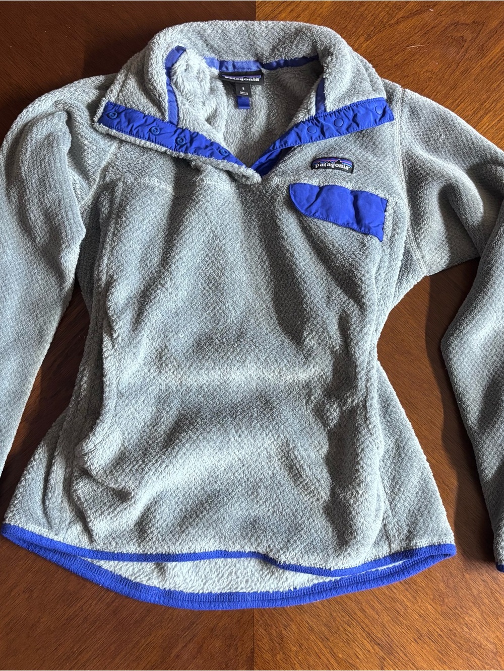 Patagonia Light Gray Fleece Pullover with Blue Trim
